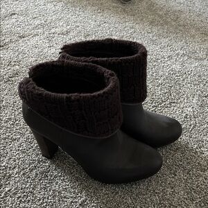 UGG Heeled Bootie with Dark Brown Cuff Sz 5